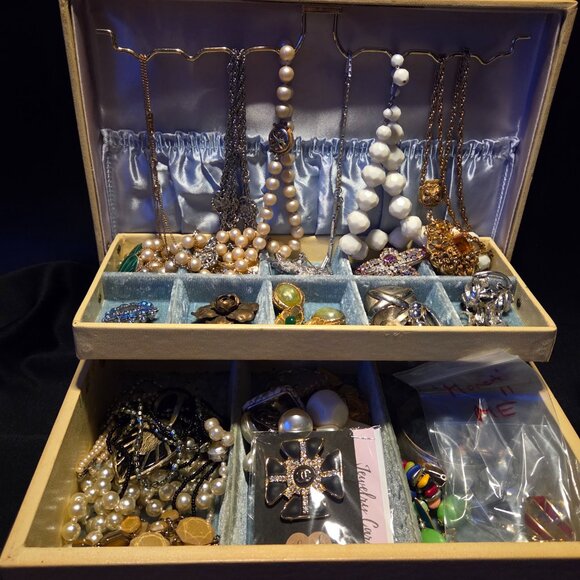 jewelry box with signed pieces - Picture 2 of 8